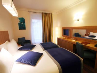 Westside Arc De Triomphe Hotel 4*