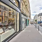 Cosy And Bright Apartment Located In Paris 18