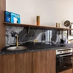 Luxurious & Central 2Bd Apart For 4