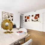 Luxurious & Central 2Bd Apart For 4
