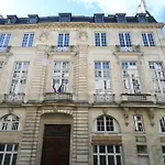 We Parisian The Marais Cozy Home