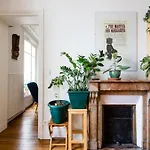 Veeve - A La Mode In Batignolles