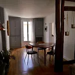 Amazing 1 Bedroom Apartment At Abbesses