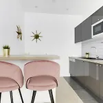 Nice Apartment Renovated And Bright Street Side