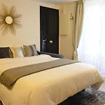 Luxury Apartment In The Golden Triangle - Paris