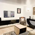 Luxury Apartment In The Golden Triangle - Paris