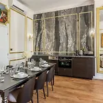 Royale 3 Bedroom, 2 Bathroom Apartment With AC - Louvre