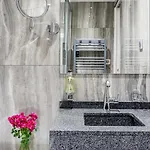 Royale 3 Bedroom, 2 Bathroom Apartment With AC - Louvre