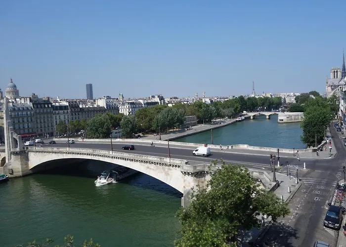 Paris-Sur-Seine-Chez-Caroline