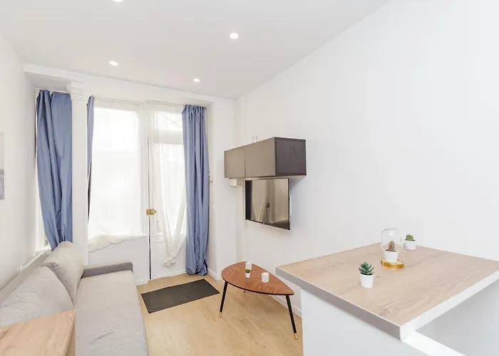 Nice Apartment Renovated And Bright Street Side