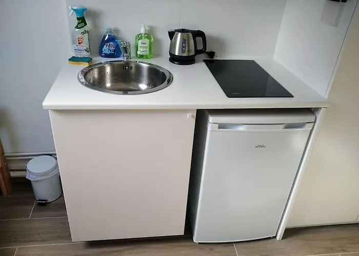 Mini Studio Au Pied De La Tour Eiffel - Completely Refurbished Speed Wifi, Check In 24H, Bed King Size 140X190, No Lift 6Th Floor, Shared Toilets