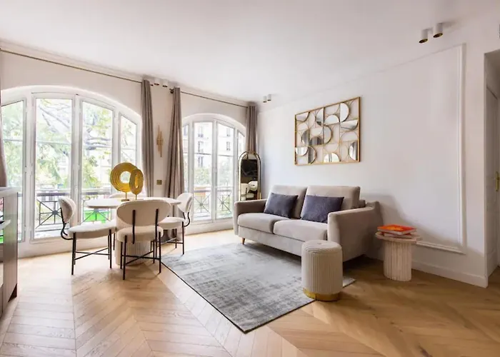 Luxurious & Central 2Bd Apart For 4