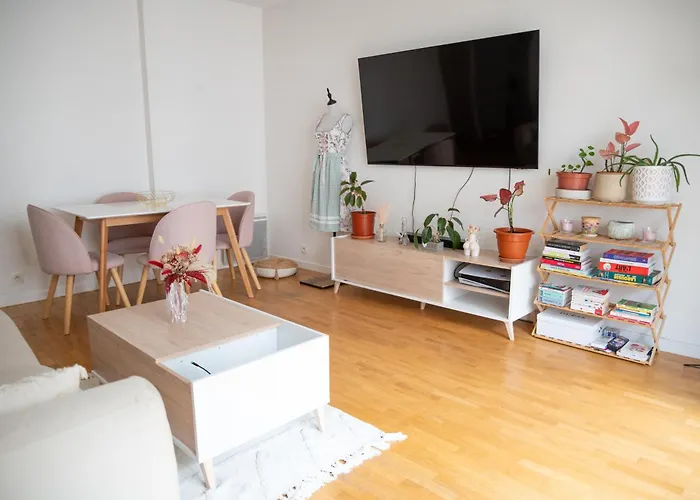 Appartement Entier Avec Balcon Sur Cour A Paris