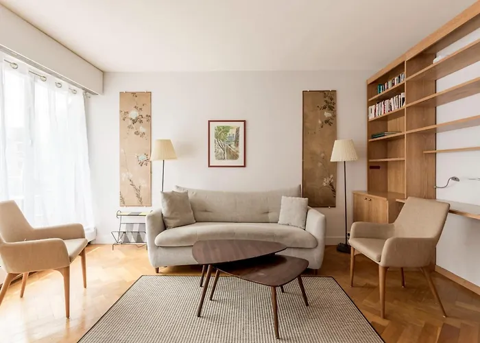 Eiffel Tower - 2Br With Balcony - Cityapartmentstay