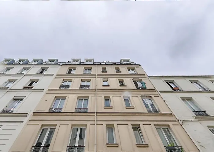 Barbes Buttes Chaumont Cosy Studio 2P