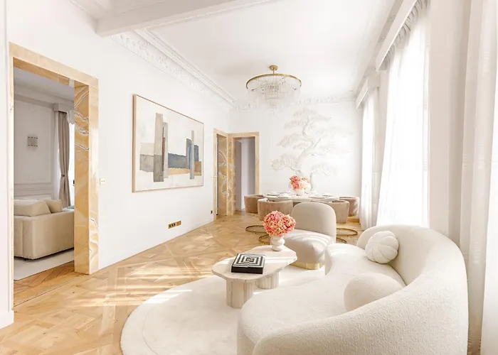 Appartement Artistique De Luxe 3 Chambres Sur Champs Elysee