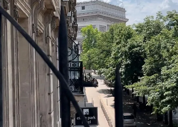 Large Luxury Flat Next To Champs Elysee