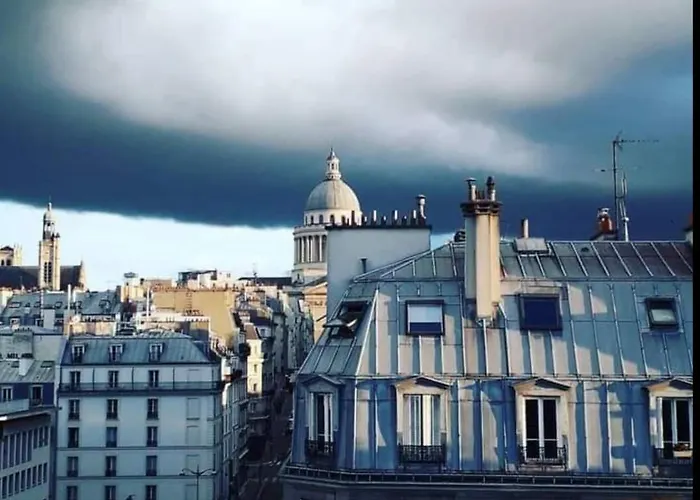 Coeur De Paris Place Maubert Charmant Nid Tout Equipe Dernier Etage Vue Tout Paris Ascenseur Climatisation