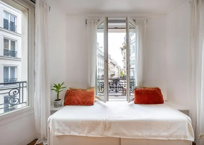 Cosy Apartment With 270 Degrees View On Paris Streets