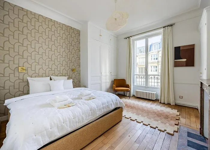 Luxurious 4 Bedroom Apartment, La Muette