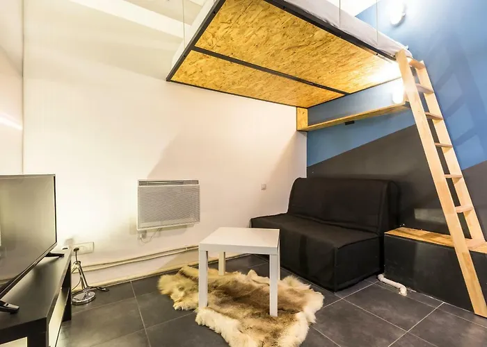 Pretty 25 M2 In A Lively District