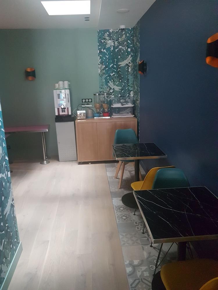 Hotel Panam Gambetta- Place Gambetta-mairie De Gambetta Paris