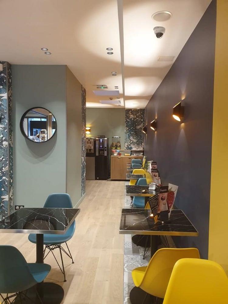 Hotel Panam Gambetta- Place Gambetta-mairie De Gambetta