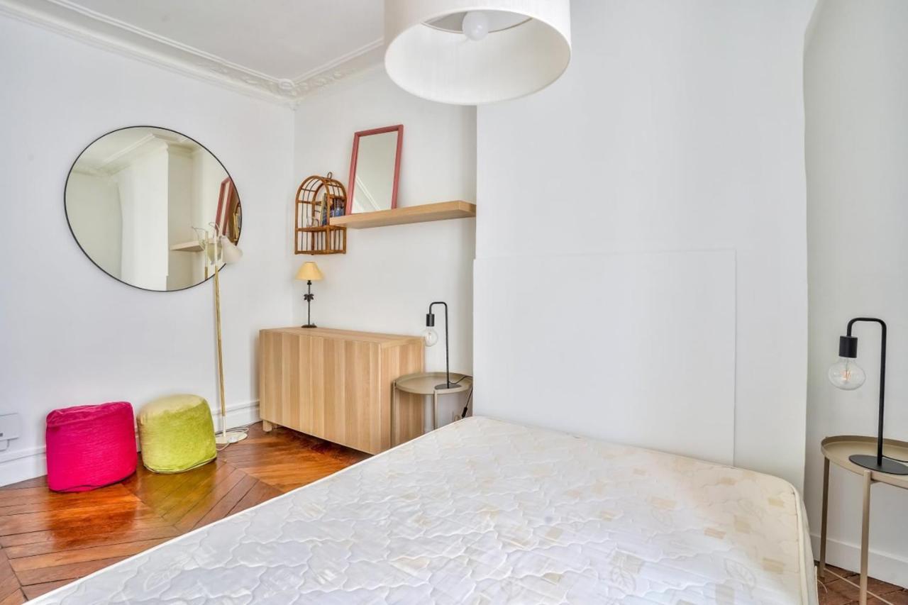 Cosy And Bright Located In 18 Apartment