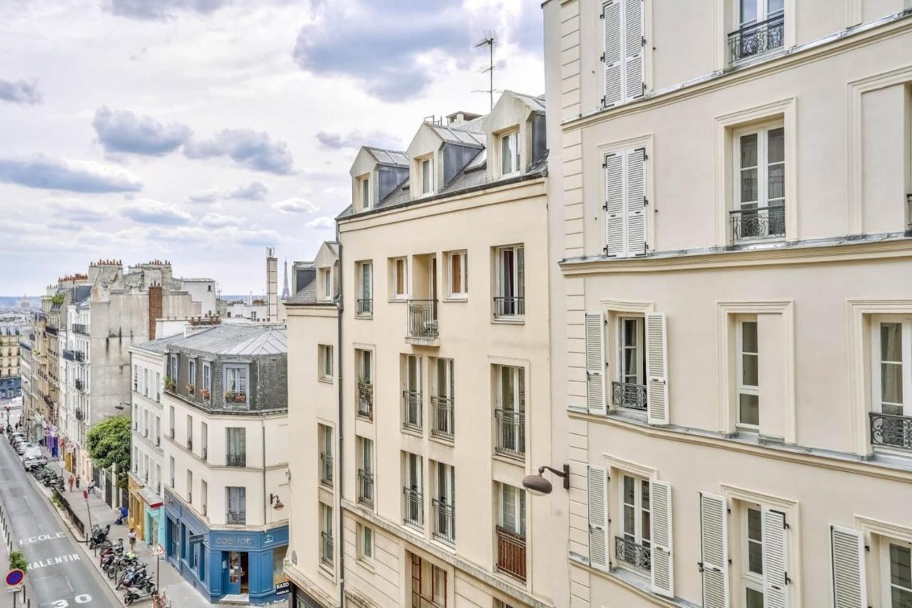 Cosy And Bright Located In 18 Apartment