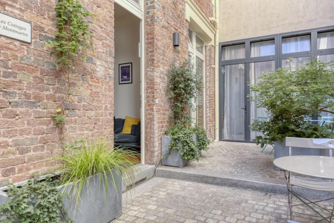 Les De Montmartre - Secret Courtyard * Paris