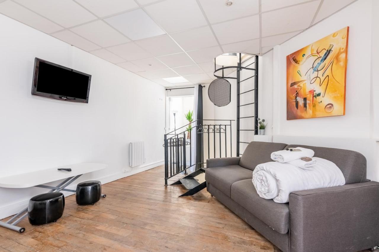 Triplex Magenta Quest Apartment