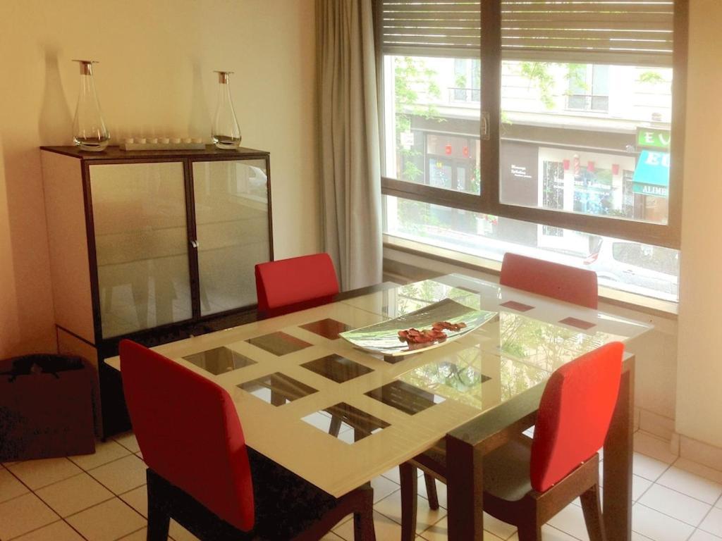 The Atrium Minutes Walk Victor Hugo Eiffel Tower Arc Du Triumph Et Champs Elysee Luxury 62 Renovated Videosurveillance Master Bedroom Living Area Dinning Bathroom Separated Toilet Spacious Sleeps Six Design Functional Furniture Equipment