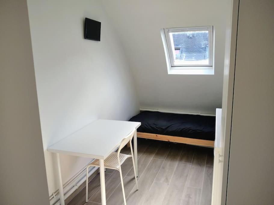 Mini Studio Au Pied De La Tour Eiffel - Completely Refurbished Speed Wifi, Check In 24h, Bed King Size 140x190, No Lift 6th Floor, Shared Toilets Appartement