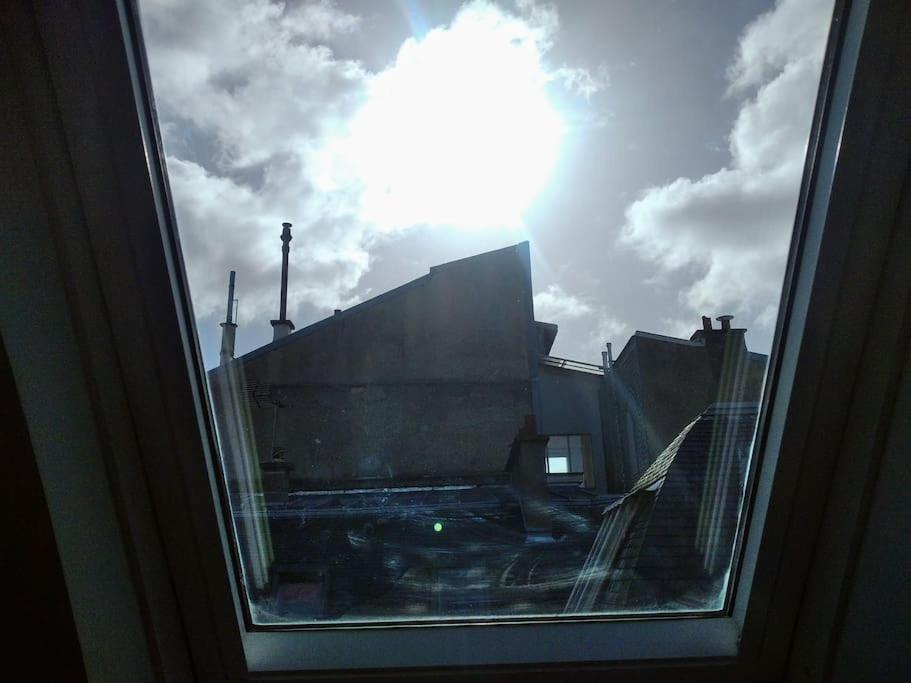 Mini Studio Au Pied De La Tour Eiffel - Completely Refurbished Speed Wifi, Check In 24h, Bed King Size 140x190, No Lift 6th Floor, Shared Toilets * Paris