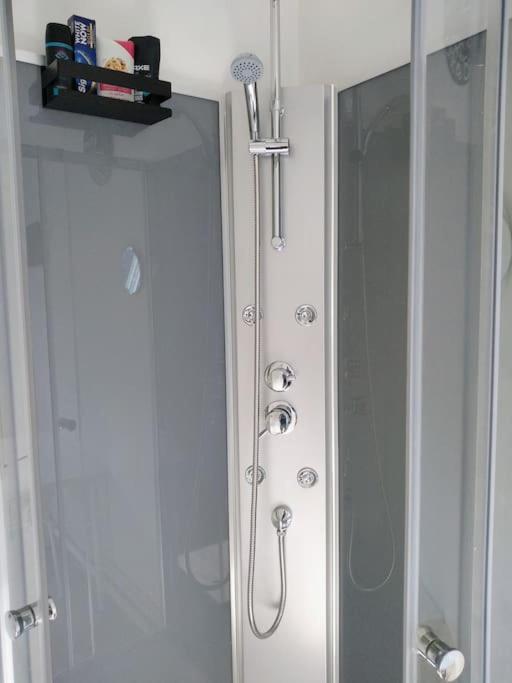 Mini Studio Au Pied De La Tour Eiffel - Completely Refurbished Speed Wifi, Check In 24h, Bed King Size 140x190, No Lift 6th Floor, Shared Toilets Appartement *