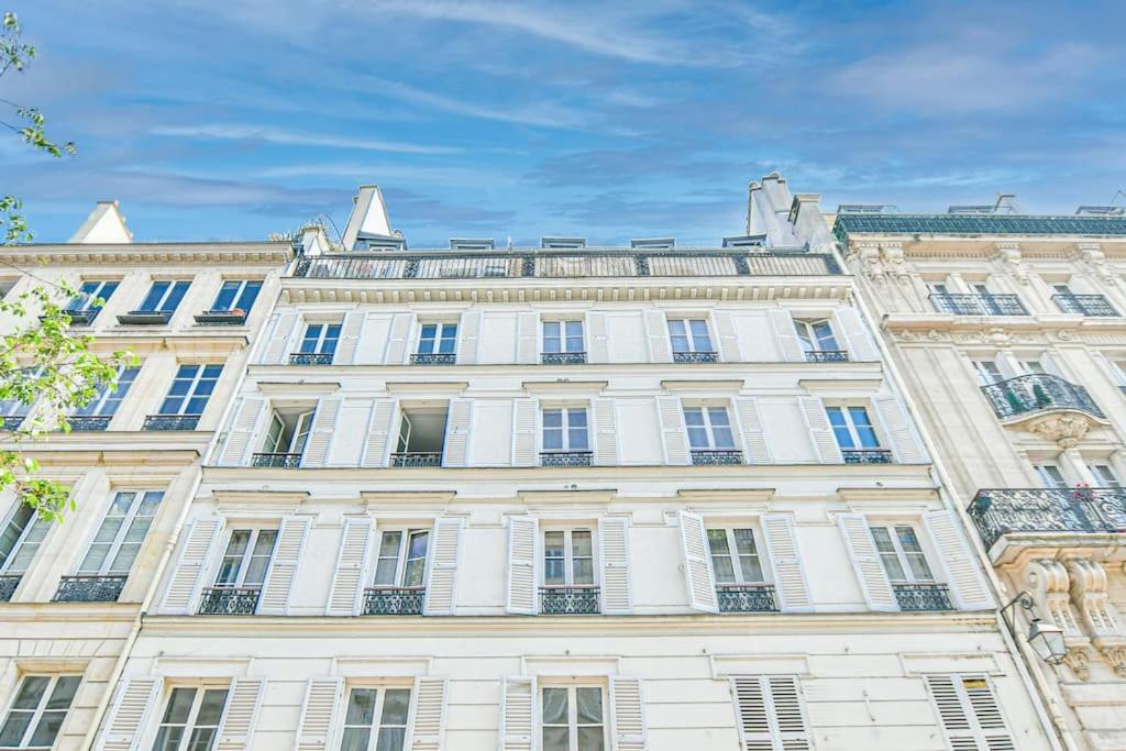 Bright Parisian Flat - Marais Apartment