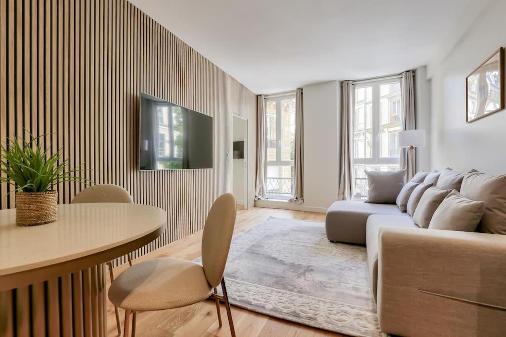 L'elegance A La Parisienne Paris