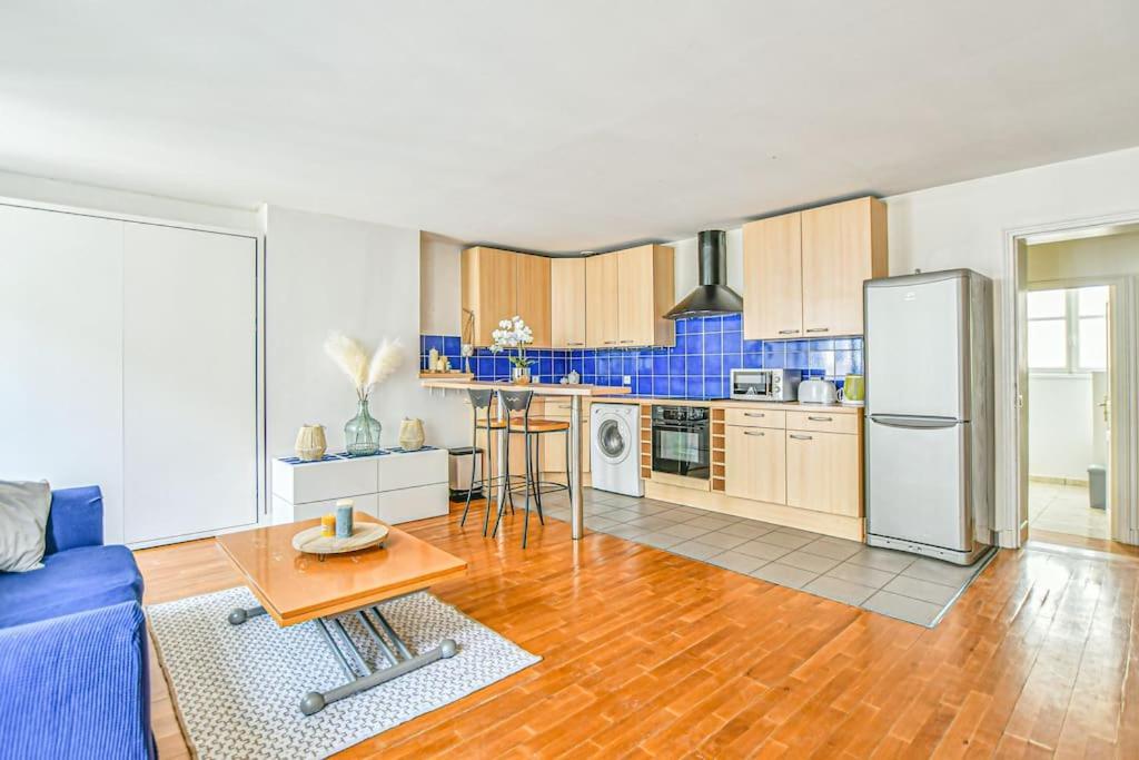 Bright Parisian Flat - Marais Apartment