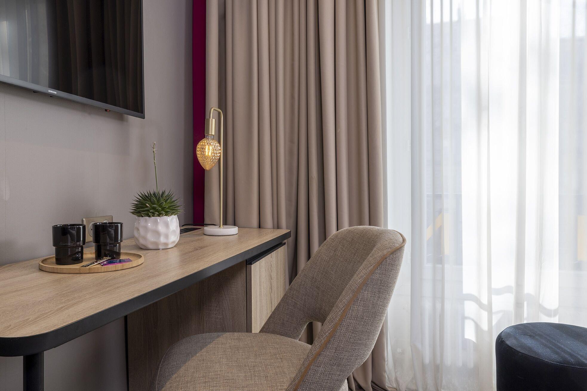 Nude - Color Vision Hotel