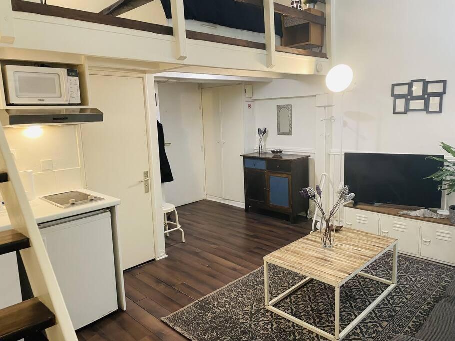 Le Ptit Parisien - Champs Elysees - Metro & Wifi Apartamento *