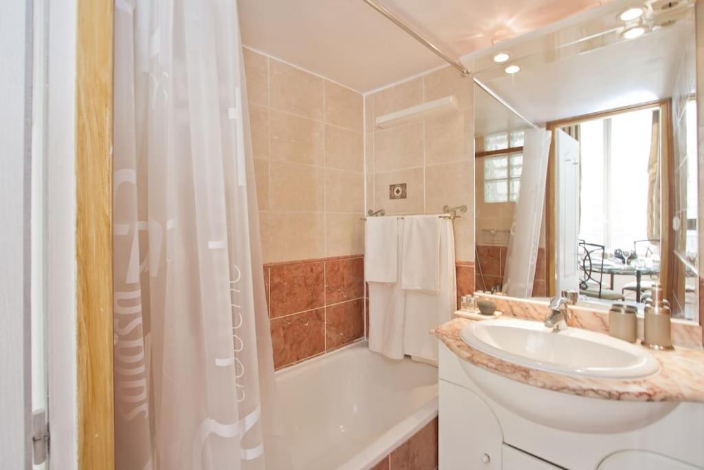 Authentic Marais Apartment Paris