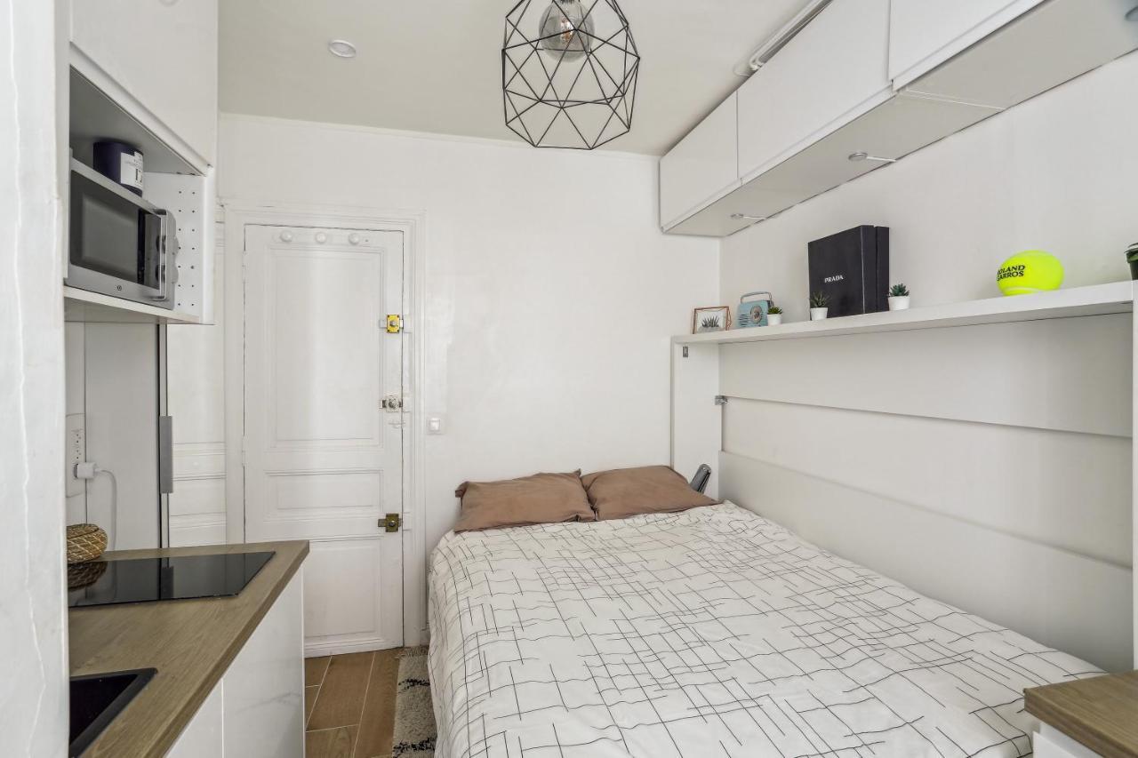 Small Comfortable Near Eiffel Tower Apartment *