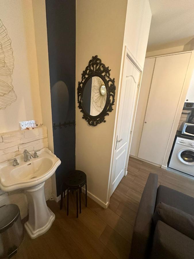 Appartement Super Location Meets Charming Studio -ecole Militaries Champ De Mars - 7th Arrondisment *
