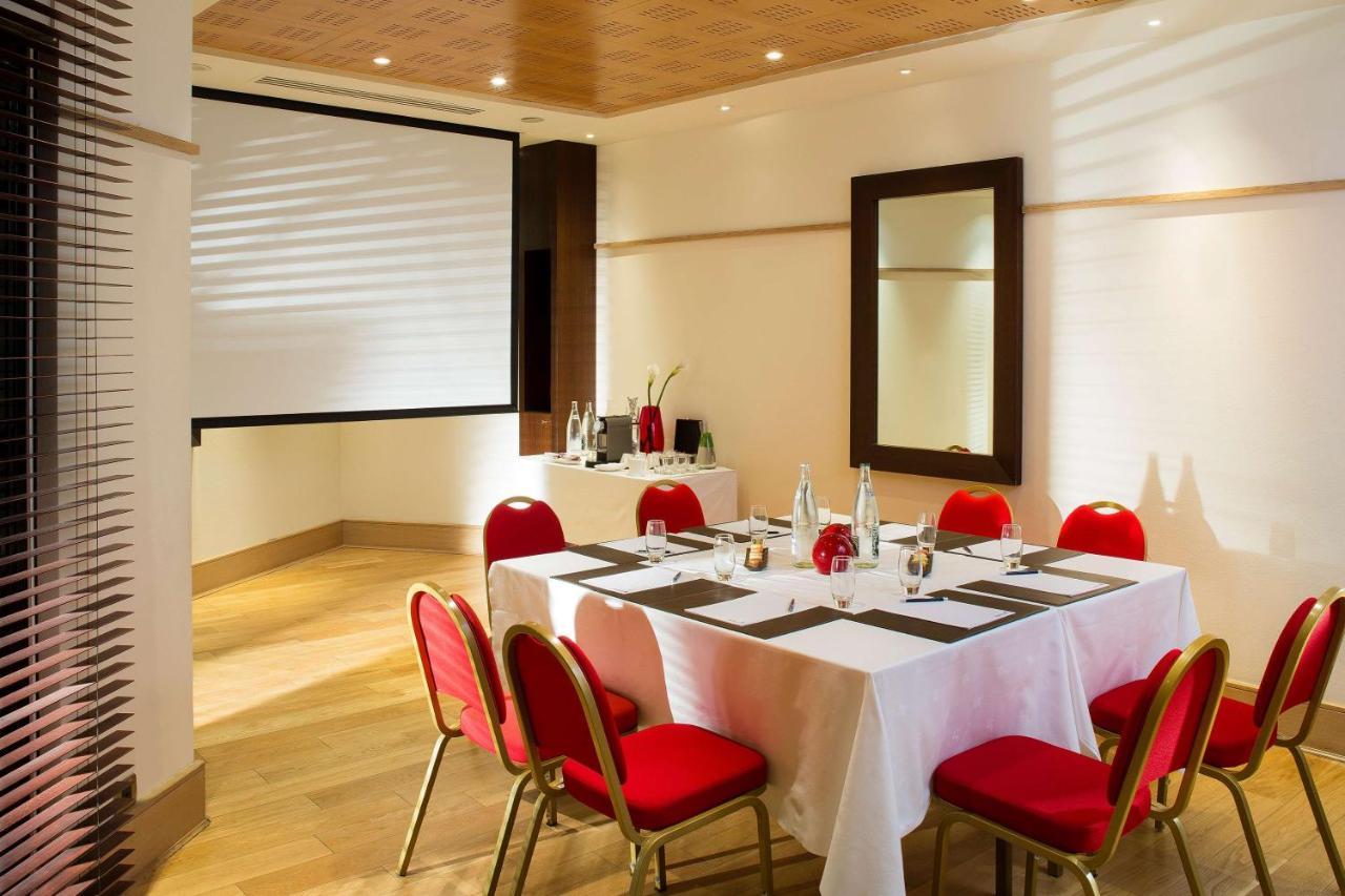 Hotel Radisson Blu Champs-elysées, 5*