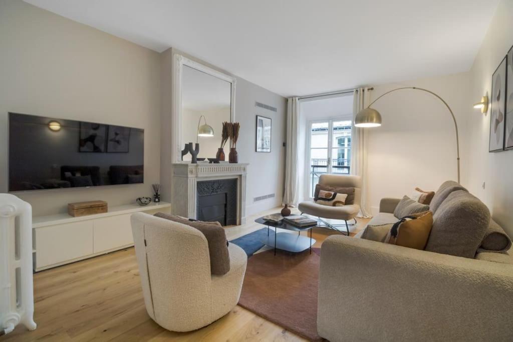 Amazingapartment #gallerieslafayette #madeleine#ac Apartment *