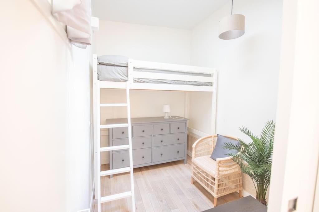 Part Of Saint-germain-des Pres / 3 Bedrooms Apartment Paris