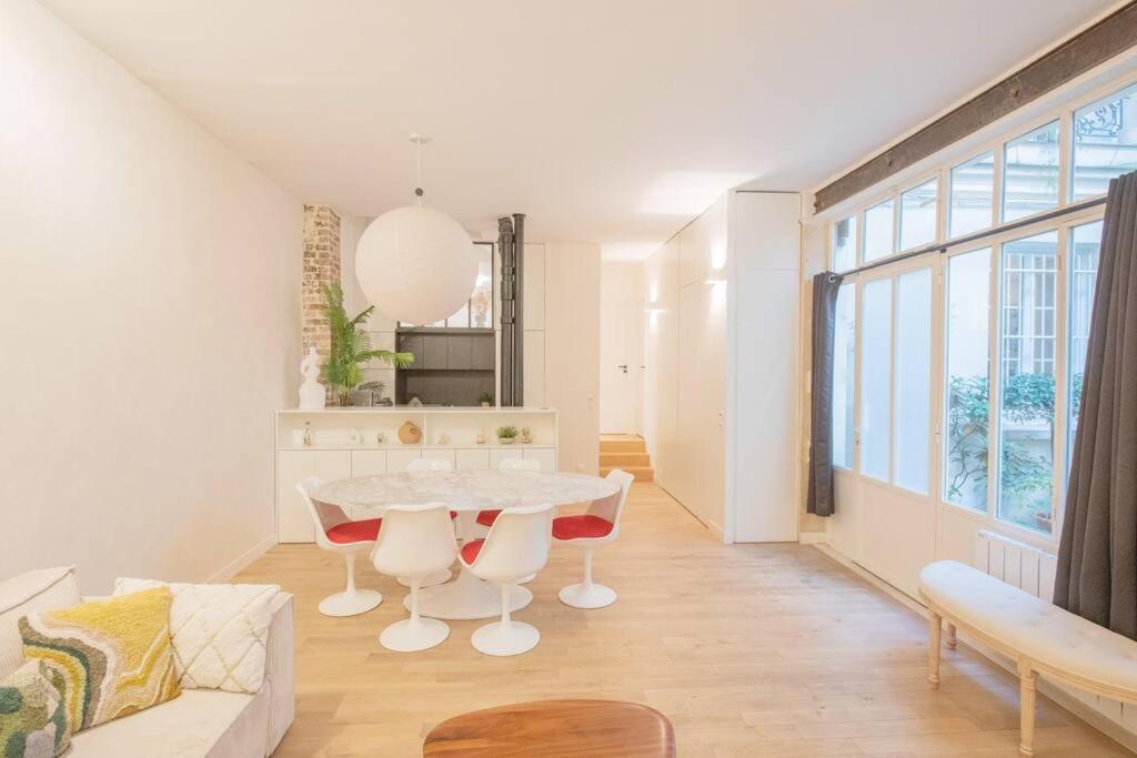 Part Of Saint-germain-des Pres / 3 Bedrooms Apartment