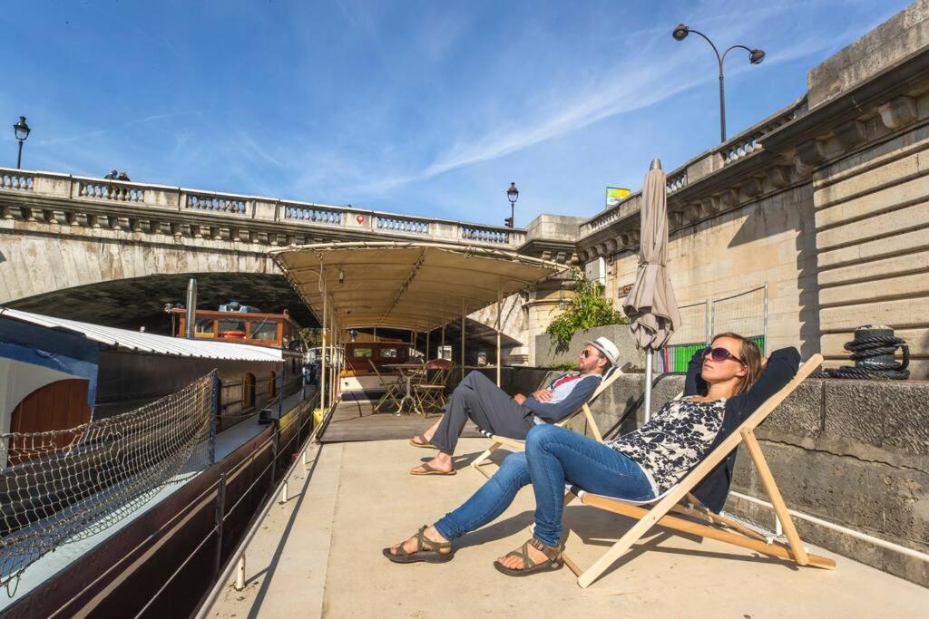 Classic Riverboat In The Center Of Botel *