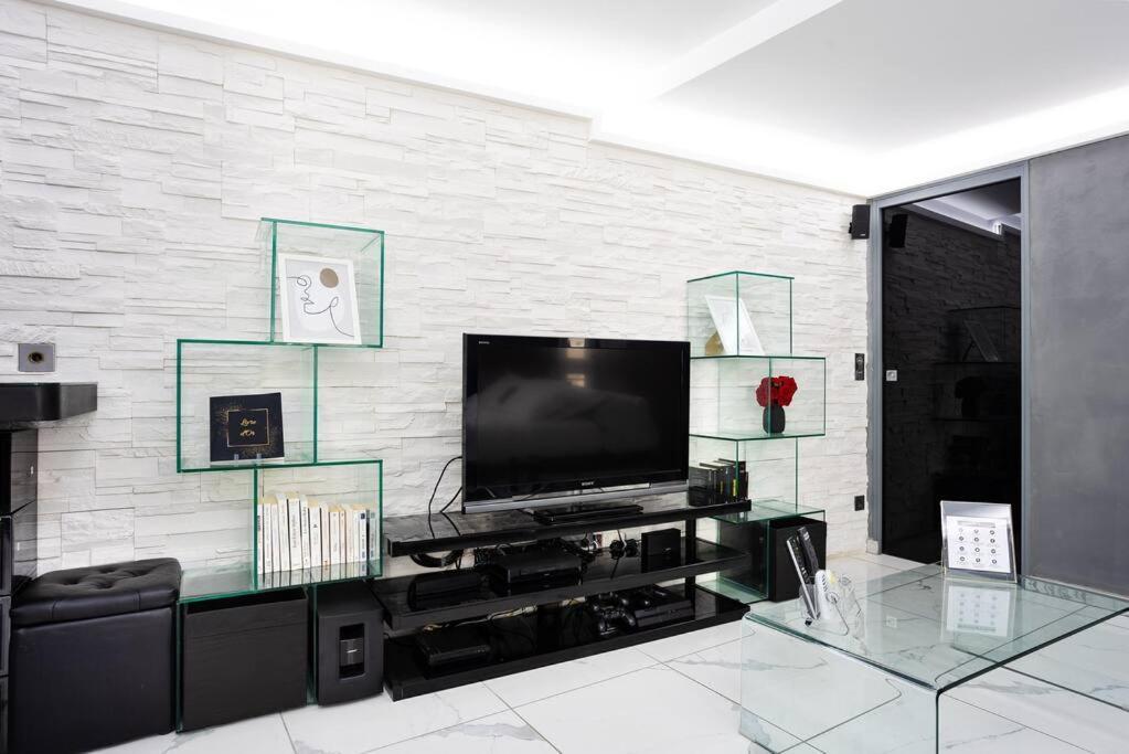 Modern Loft In Center! Apartment
