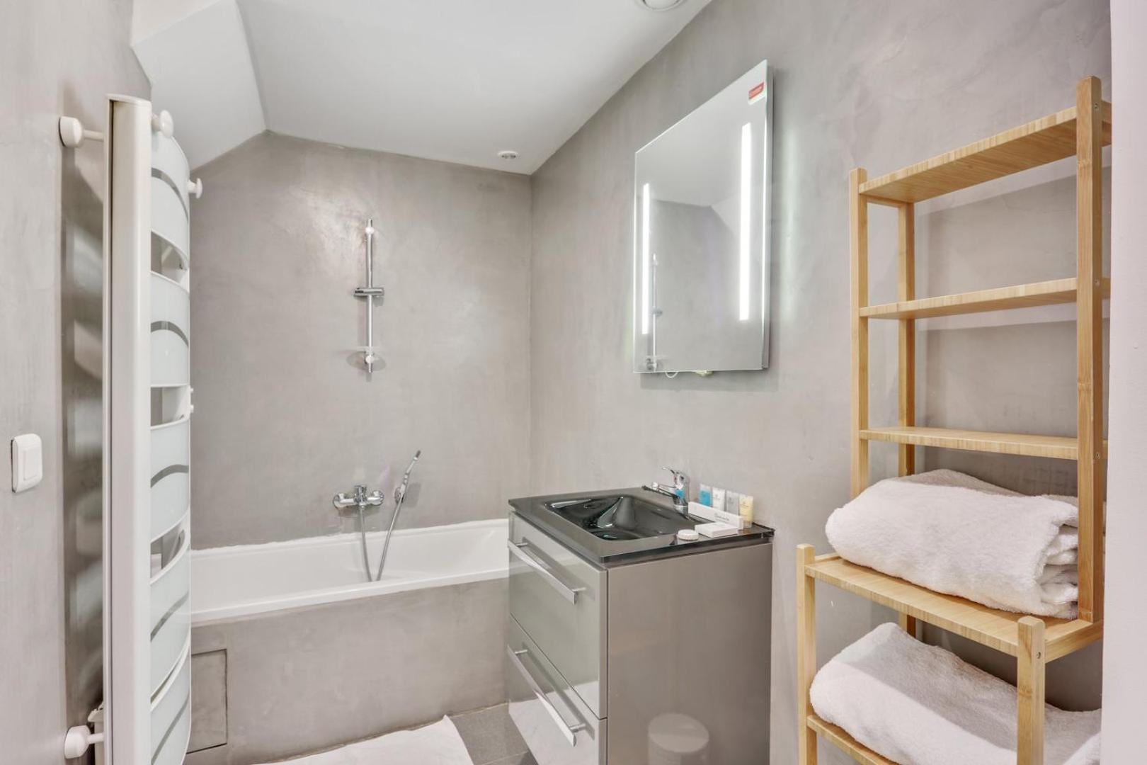 163 Carole 3 Bdr Souplex Central Appartement